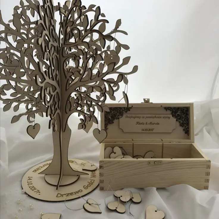 Árbol decorado de corazones